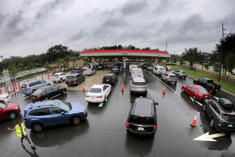 Hamsterkäufe: Autos stehen in Altamonte Springs in Warteschlangen vor einer Tankstelle des Supermarkts Costco,