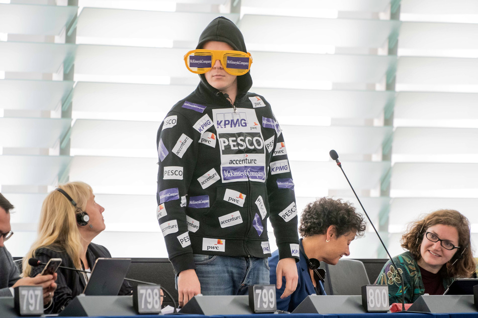 Nico Semsrott spielt mit Aufklebern auf seiner Bekleidung nach der Bewerbungsrede von der Leyens vor den Abgeordneten des Europaparlaments auf ihre Berateraffäre an. (Archivbild)