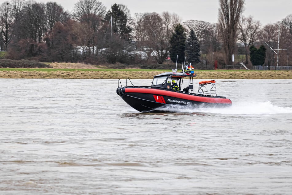 Die Wasserrettung der Feuerwehr Neuss rückte am Sonntag mit zahlreichen Kräften zu einem gekenterten Segelboot aus. (Symbolfoto)