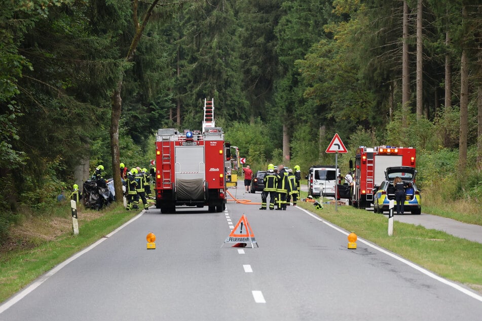 Die Straße musste nach dem schweren Unfall komplett gesperrt werden.