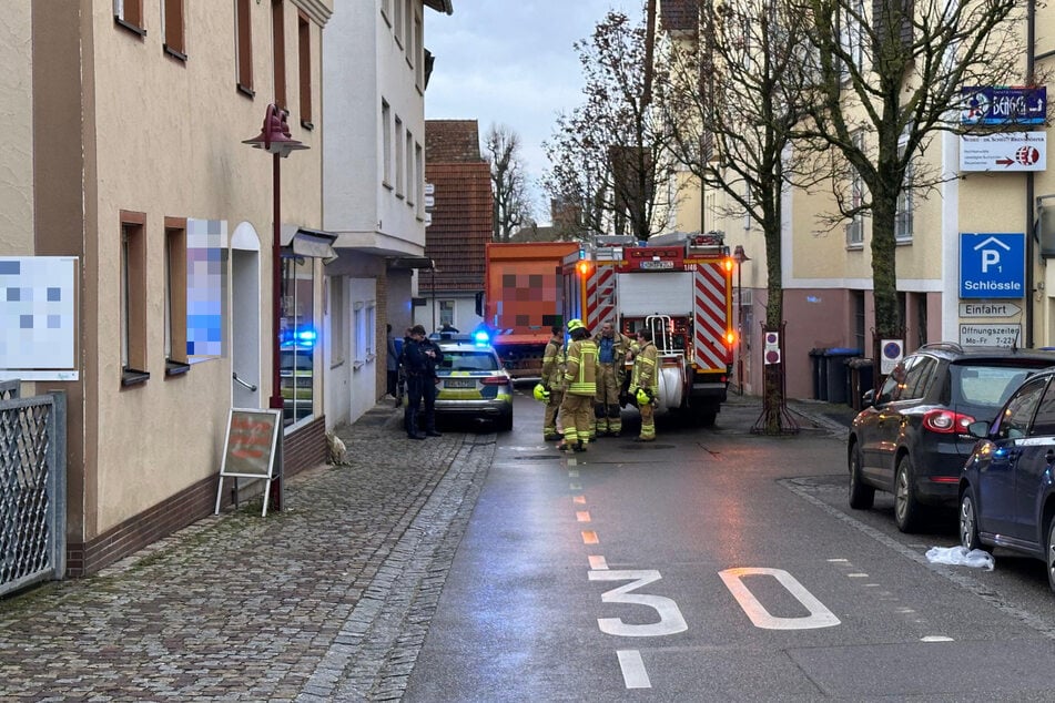 Die Feuerwehr befreite die verletzte Seniorin.