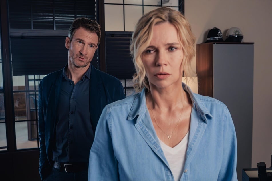 Felix Simon bewilligt den Versetzungsantrag seiner Kollegin.