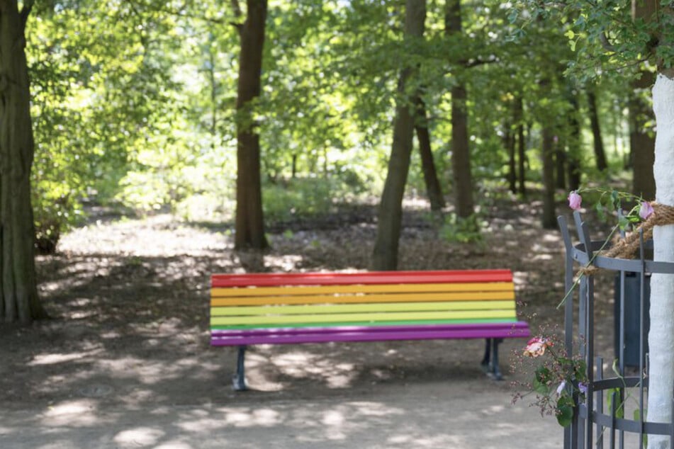 Berlin: Vandalen wüten am CSD-Gedenkort und zerlegen Regenbogenbank: Bezirk baut "sie wieder auf. Und wieder. Und wieder"
