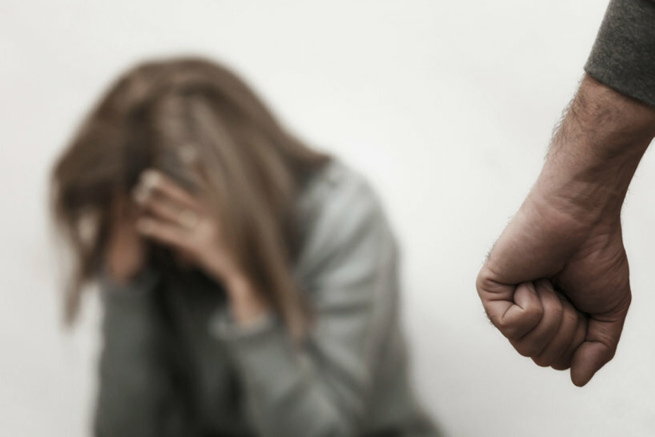 Der betrunkene Mann schlug seine Frau. Sie musste daraufhin ins Krankenhaus eingeliefert werden. (Symbolfoto)