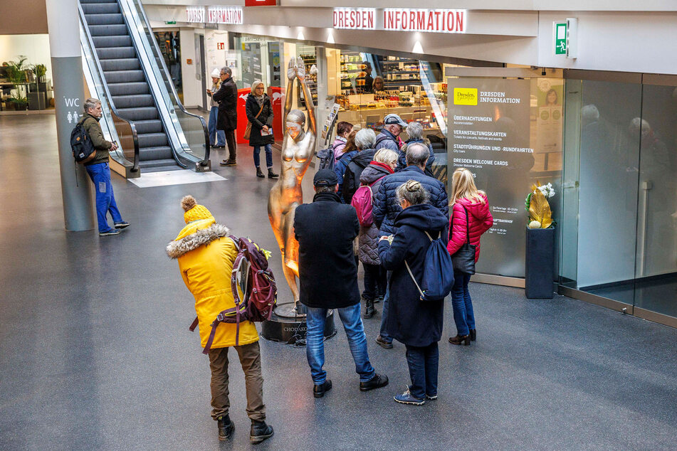 Zum Verkaufsstart hatte sich wieder eine Schlange vor der Dresden-Information im QF an der Frauenkirche gebildet.