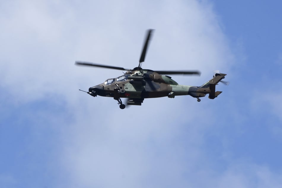 Ein Mehrzweck-Angriffshubschrauber vom Typ Airbus Tiger bei einer Flugvorführung. (Archivbild)