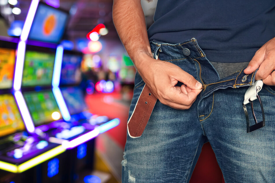 Nachdem ein Mann (32) in einer Spielothek in Chemnitz randalierte, zog er vor dem Gebäude seine Hose herunter und zeigte einer Frau seinen Penis (Symbolbild).