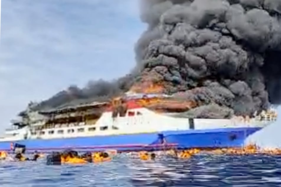 De nombreuses personnes se sont jetées à l'eau pour échapper à l'incendie.