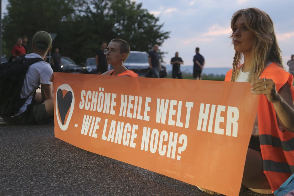 "Letzte Generation" blockiert Zufahrten zum Regensburger BMW-Werk