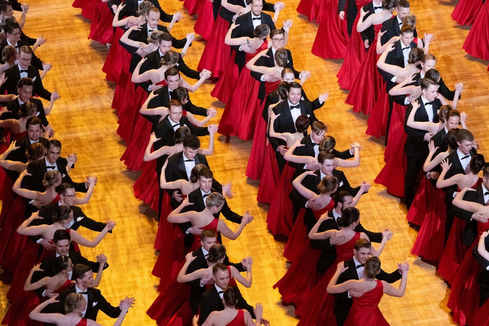 Die Debütanten eröffnen alljährlich den Ball mit einem Walzer.