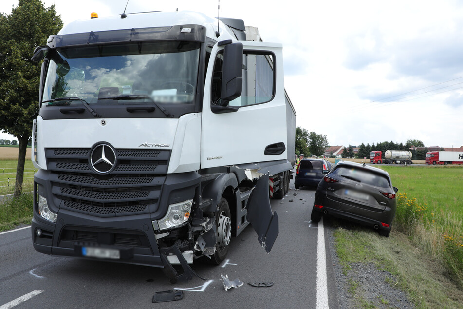Sieht man sich das Foto an, scheint es eindeutig: Der Lkw ist demnach auf die Gegenfahrbahn geraten.
