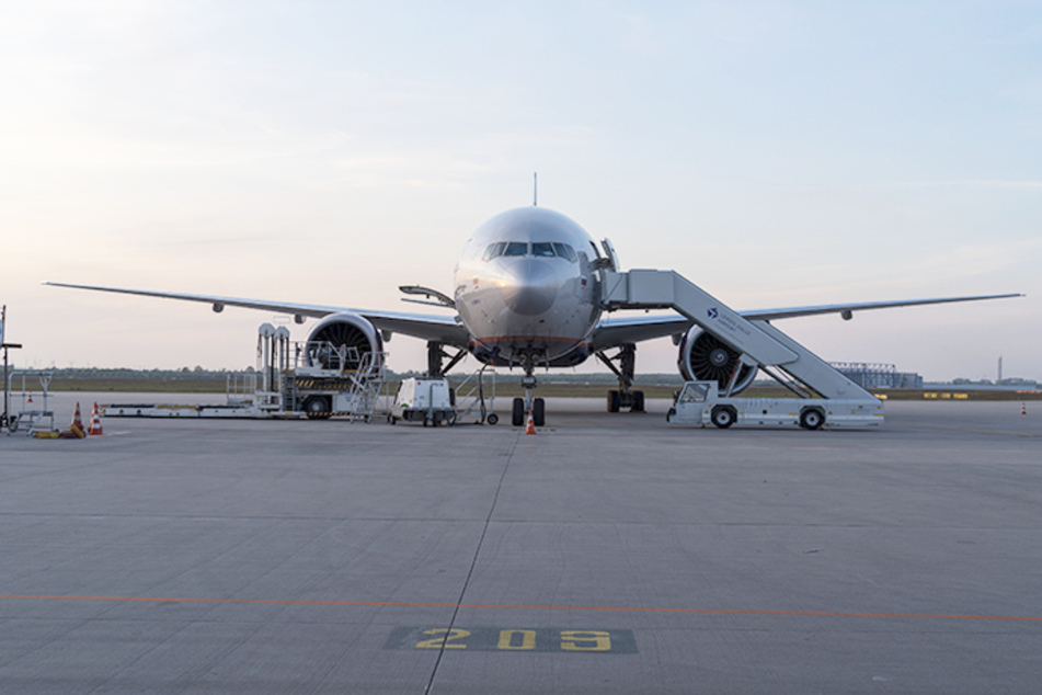 Bei der Mitteldeutschen Flughafen AG sind zahlreiche Stellen zu besetzen. Dich erwarten Vorteile wie Willkommensbonus und 30 Tage Urlaub.