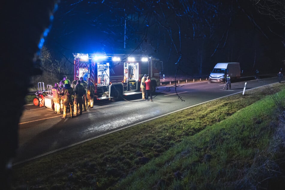 Die Rettungskräfte kümmerten sich um den 60-Jährigen und brachten ihn in ein Krankenhaus.