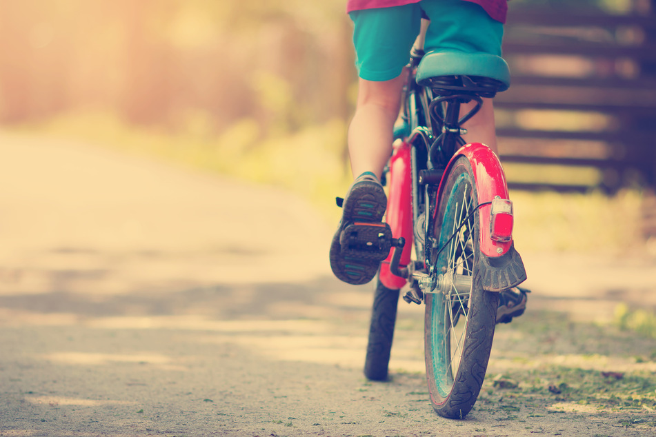 Ein Achtjähriger war mit dem Fahrrad unterwegs, als er plötzlich von einem unbekannten Mann angegriffen wurde. (Symbolbild)