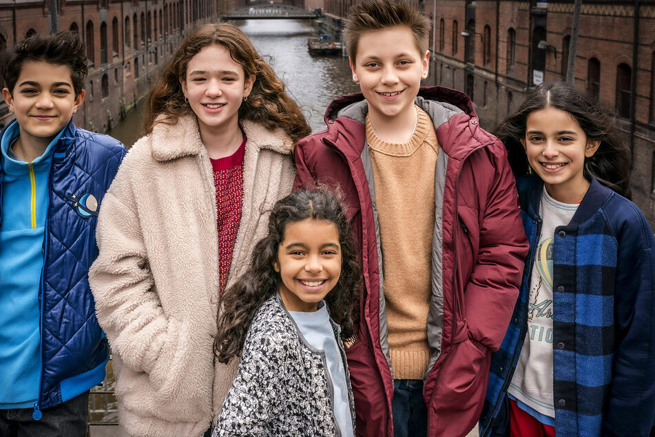 Hakim, Leo, Moritz, Jasina und Amy ermitteln in der 19. Staffel vom Kinderserienklassiker "Die Pfefferkörner" in der Speicherstadt.