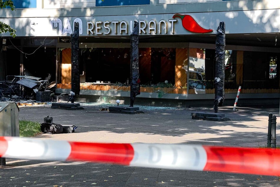 Die Scheibe des Restaurants in Köln-Kalk zerbarst durch die Wucht der Explosion.