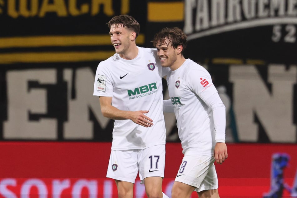 Pascal Fallmann (l.) jubelt nach seinem Treffer mit Mika Clausen.