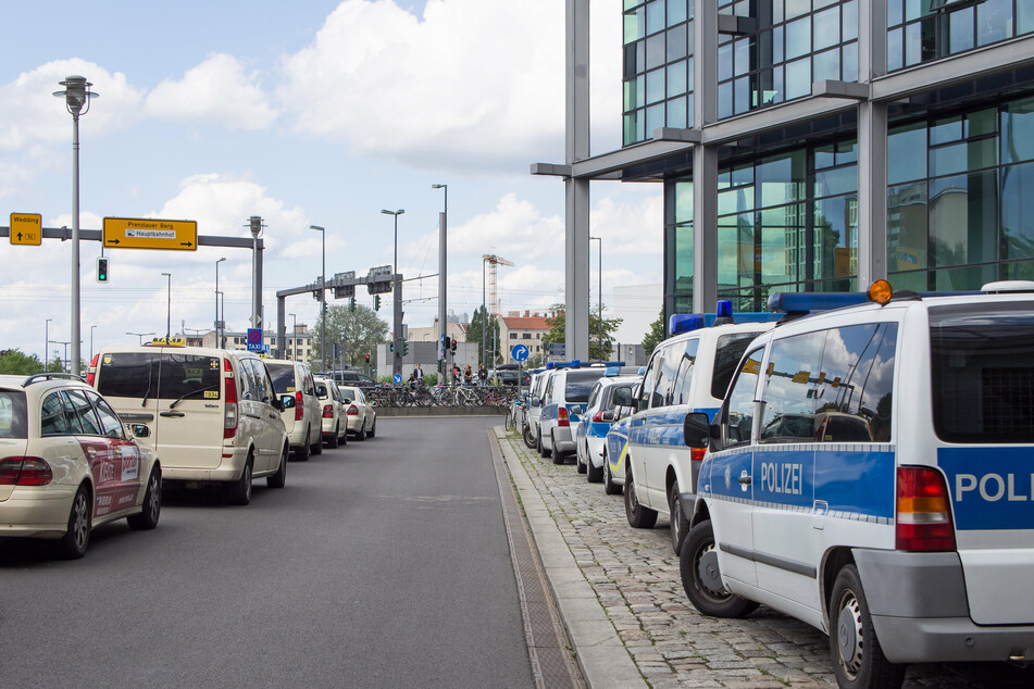 Als ein Taxifahrer in Mönchengladbach plötzlich während der Fahrt von seinem Fahrgast (23) überfallen wurde, fuhr der Mann ihn schnurstracks auf eine Polizeiwache! (Symbolbild)