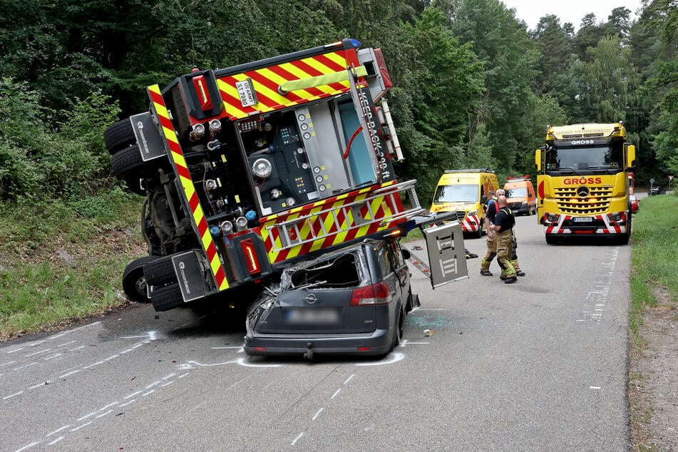 Dass der Opel-Fahrer ohne Verletzungen aus seinem Auto steigen konnte, ist beinahe ein Wunder.
