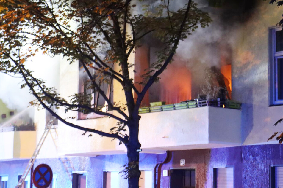 Bei einem Feuer in Berlin-Wilmersdorf schlugen die Flammen aus einer Wohnung im ersten Stock.