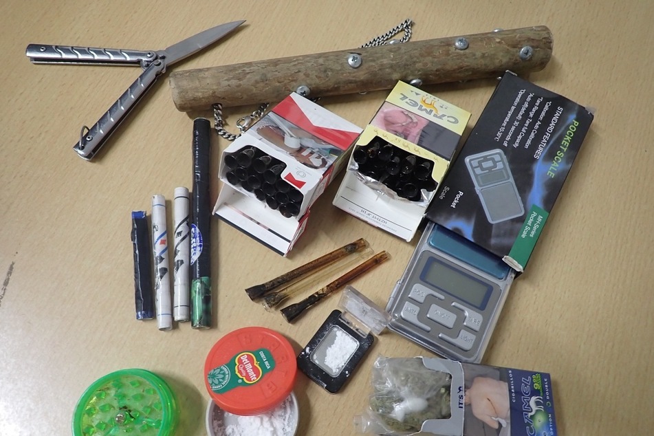 Bei dem Fahrer fanden die Zollbeamten Marihuana, Amphetamin, dazugehörige Rauch- und Schnupfröhrchen, einen Grinder und eine Taschen-Waage sowie einen selbstgebauten Totschläger und ein Butterflymesser.
