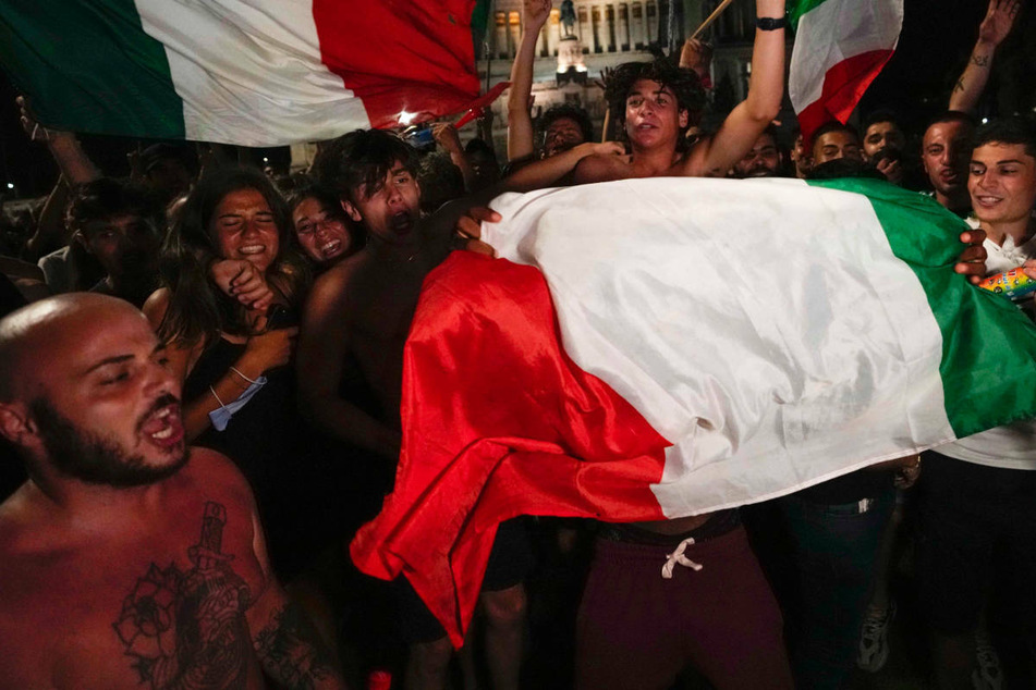 Berlin: Freudentaumel in Berlin: Italienische Fans machen nach Finaleinzug den Ku'damm unsicher