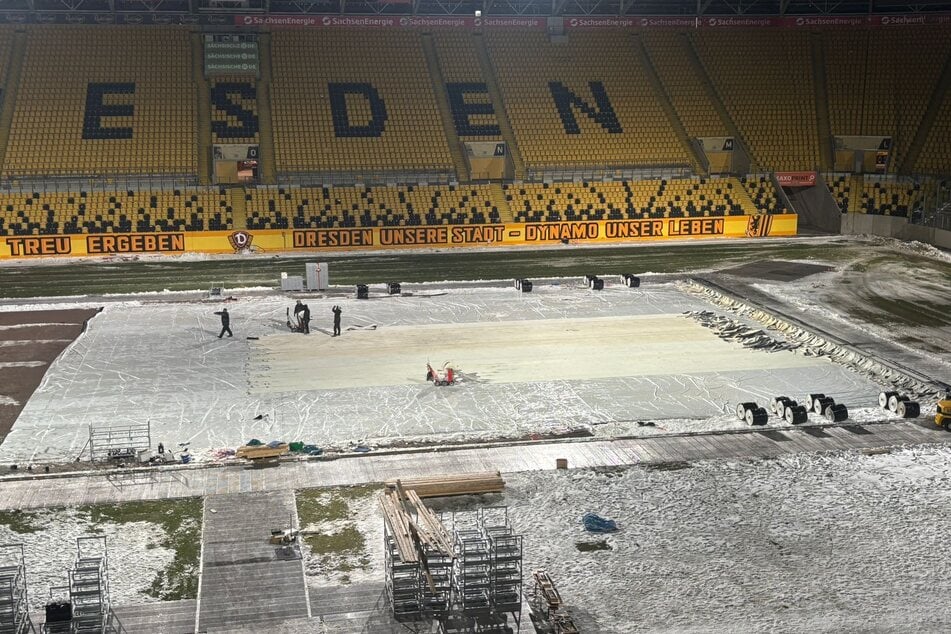 Sonntag, 11. Januar, am frühen Abend: Das Eis ist abgetaut, das Eishockey-Spielfeld verschwunden.