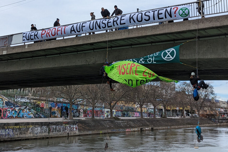 Die Demonstranten hangelten sich von der Brücke hinab, um ihre Botschaft zu platzieren.