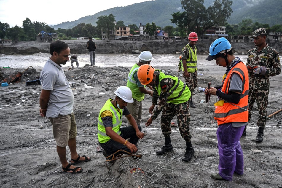 Kleines Wunder! Zwei Verschüttete mehr als eine Woche nach verheerender Flut in Nepal gerettet