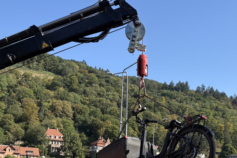 Alles deutet auf Diebstahl hin: Was angelt Kran hier aus dem Neckar?