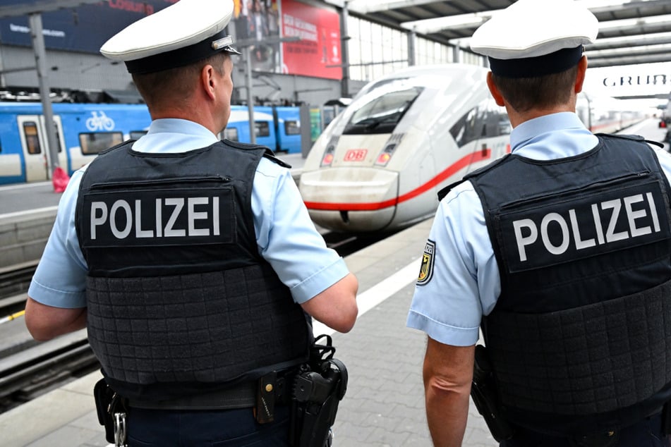 Polizisten nahmen den Mann (30) schließlich im ICE in Bamberg fest. (Symbolfoto)