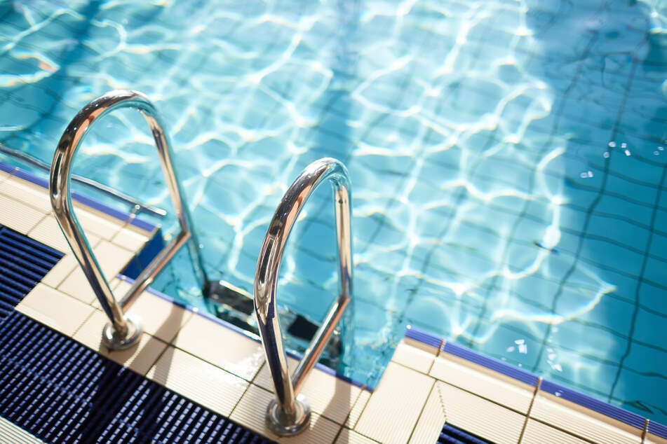 Eine Frau wurde beklaut, während sie sich in einer Schwimmhalle aufhielt. (Symbolbild)