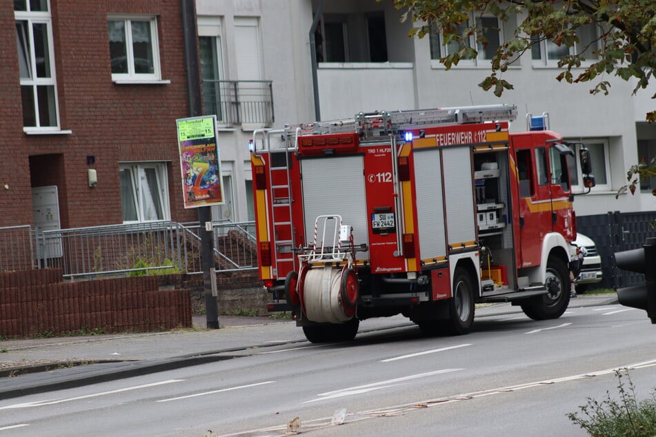 Die Feuerwehr hatte die Straße, die am Wohnhaus vorbeiführt für die Dauer des Einsatzes gesperrt.