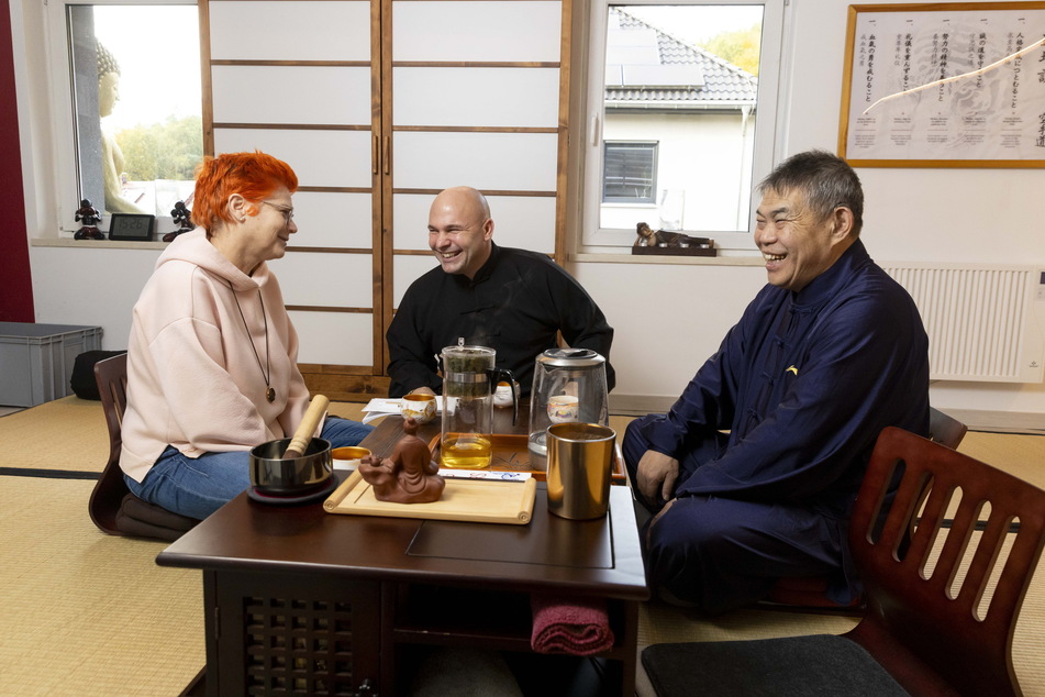 Beim Tee erzählt Ronny Schönig (46, r.) TAG24-Reporterin Katrin Koch, wie angesehen Großmeister Shen Xijing in China ist.