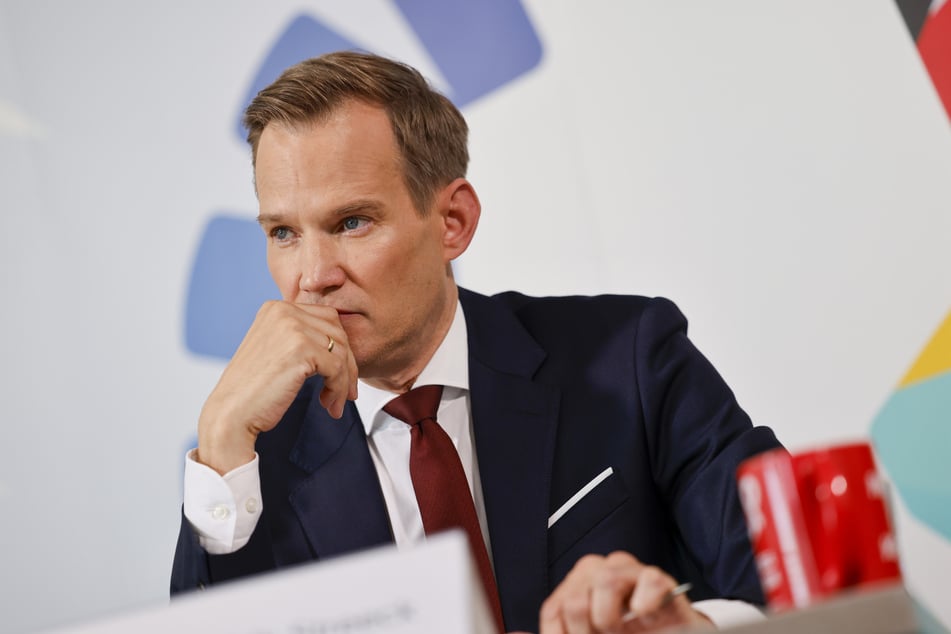Hendrik Streeck (48, CDU), Sucht- und Drogenbeauftragter der Bundesregierung, warnt bei einer Pressekonferenz vor dem steigenden Nikotinkonsum unter Jugendlichen.