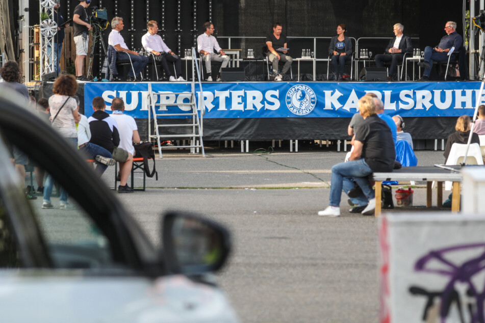 Vereinsmitglieder des Karlsruher SC sahen sich am Sonntagabend im Autokino Karlsruhe eine Veranstaltung des Vereins an, bei der die Kandidaten für das Präsidentenamt vorgestellt wurden.