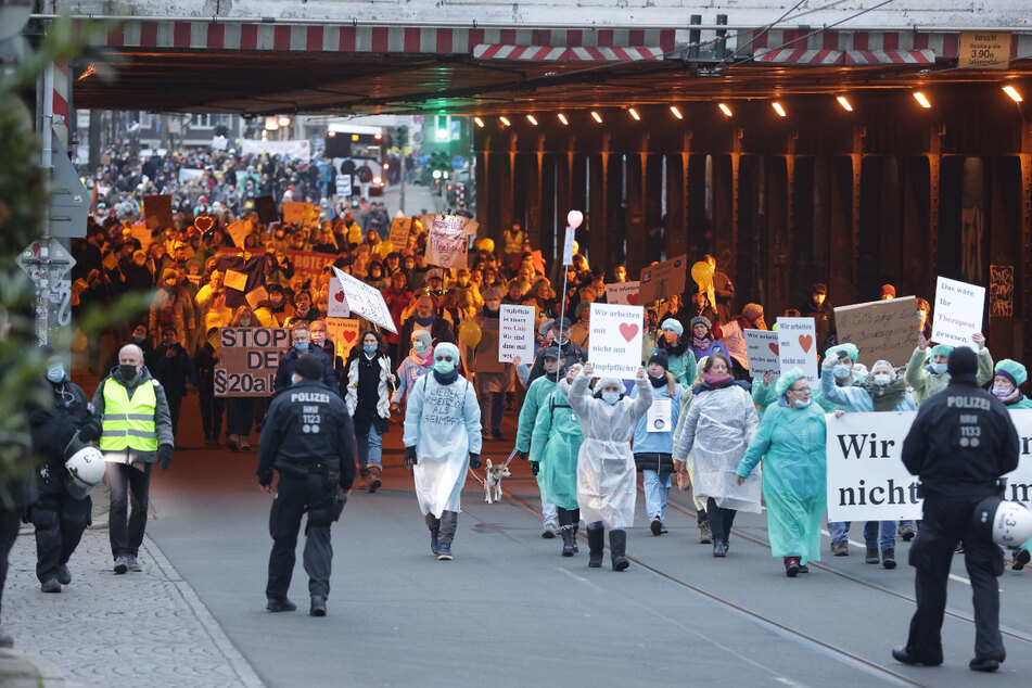 Mehr als 7000 Impfpflicht-Gegner demonstrieren in Düsseldorf.