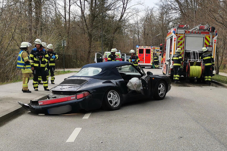 Der Porsche wurde durch den Zusammenstoß ziemlich mitgenommen.