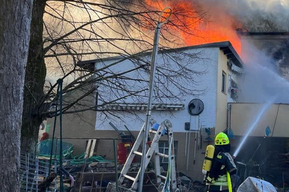 Tödliches Feuer in Osterhofen! Seniorin (†90) stirbt bei Hausbrand