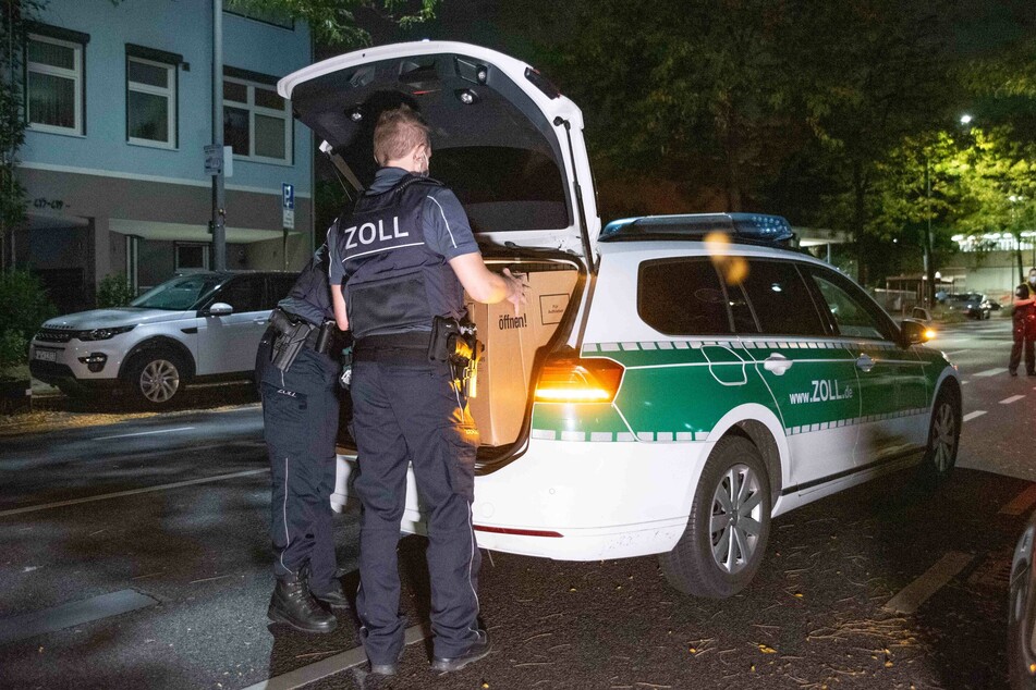 Das Zollamt sicherte in der Nacht zu Samstag einige Beweismittel.