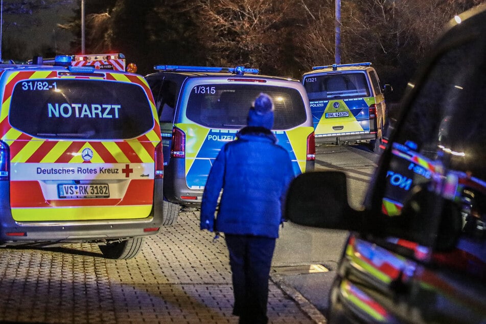 Die Einsatzkräfte rückten am Dienstagabend mit einem Großaufgebot an.