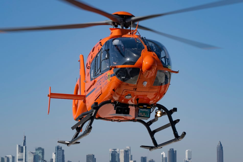 Der schwer verletzte Motorradfahrer (48) musste von den angerückten Rettern mit einem Hubschrauber abtransportiert werden. (Symbolbild)