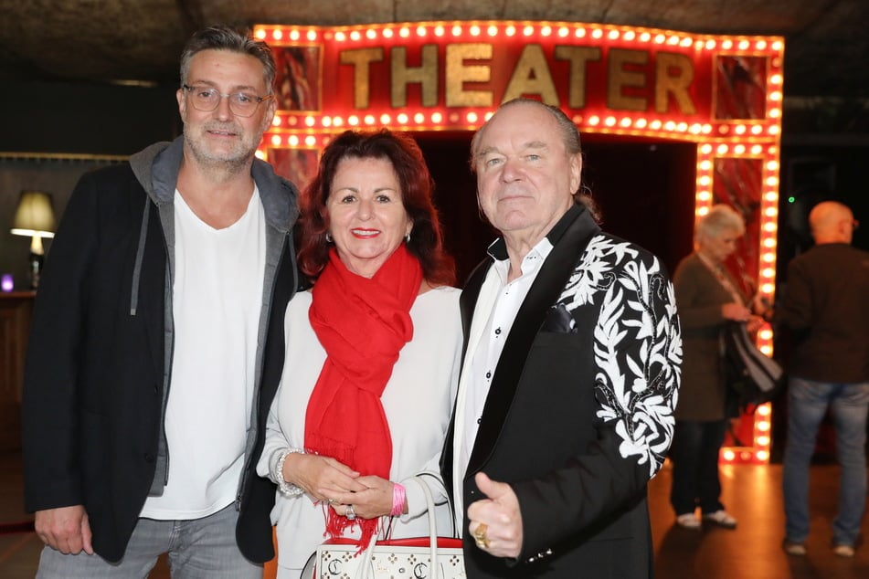 Holten die Show nach Dresden: Veranstalter Rodney Aust (52, l.), Produzent Hermjo Klein (77, r.) mit seiner Frau Viola Klein (65).