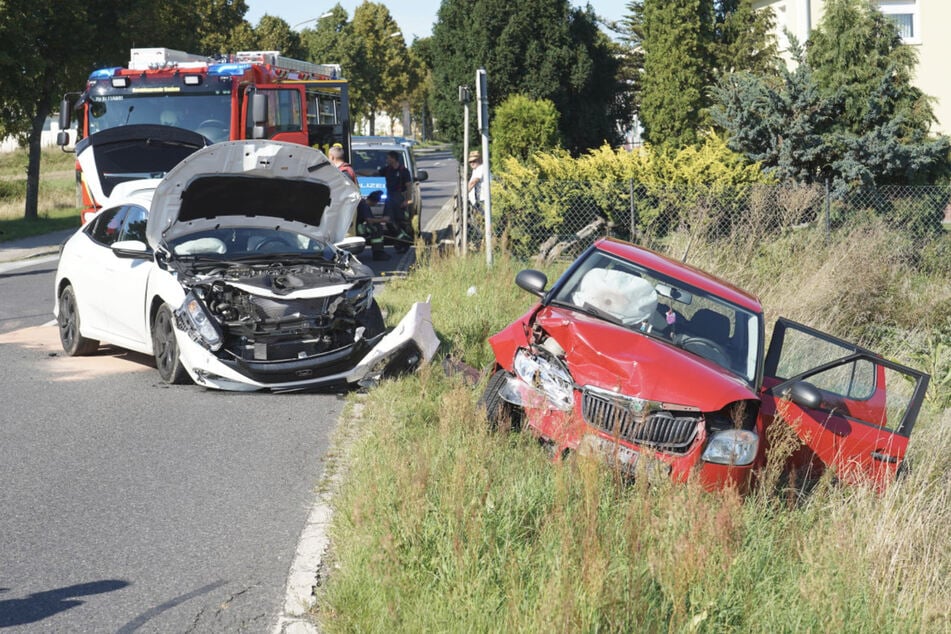 Bei dem weißen Honda und dem roten Skoda entstand ein Totalschaden.