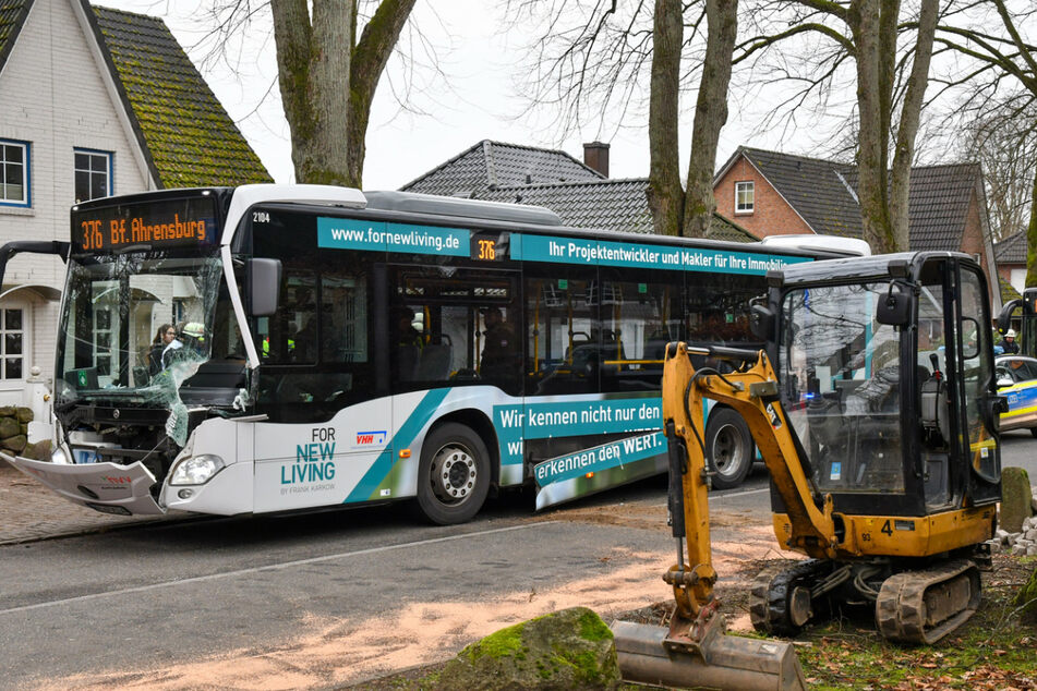 Mit diesem Minibagger ist der Bus in Großhansdorf kollidiert.