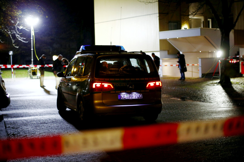 Polizeiwagen und Absperrungen sind am 18.11.2016 vor einer Wohnanlage in Neu-Ulm zu sehen, nachdem ein Mann niedergeschossen worden war. Der Täter konnte fliehen.