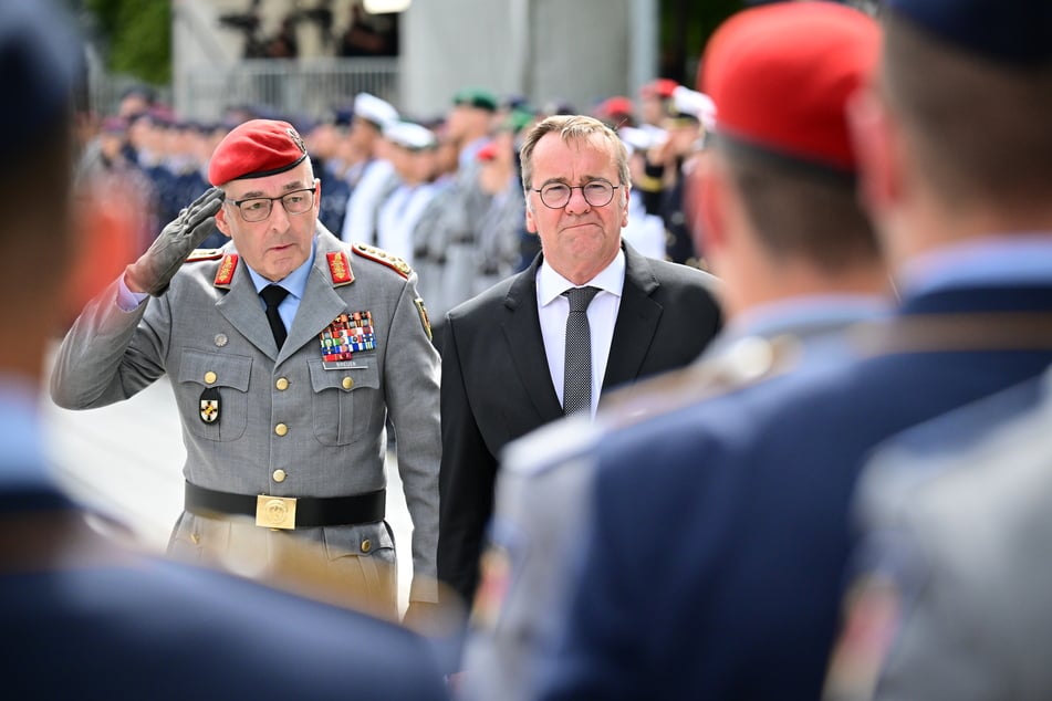 Wen wird Verteidigungsminister Boris Pistorius (66, SPD, r.) nach der Wahl Breuers an die Spitze der Bundeswehr setzen?