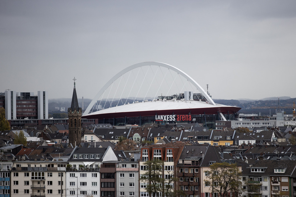Der Kölner Lanxess-Arena eröffnet auf dem Außengelände ein "Drive-In-Impfzentrum".