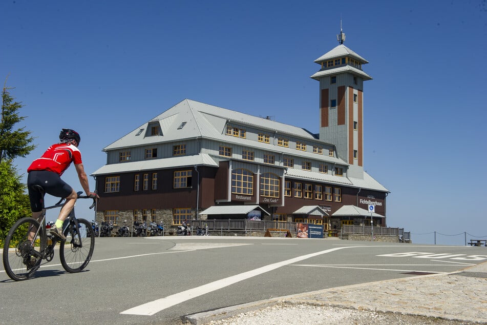 Der Kammweg führt auch über den 1215 Meter hohen Fichtelberg mit seinem Fichtelberghaus.