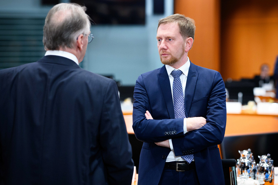 Will eine klare Verschärfung beim Umgang mit der Migration: Sachsens MP Michael Kretschmer (48, r., mit Sachsen-Anhalts Regierungs-Chef Reiner Haseloff, 69, beide CDU).